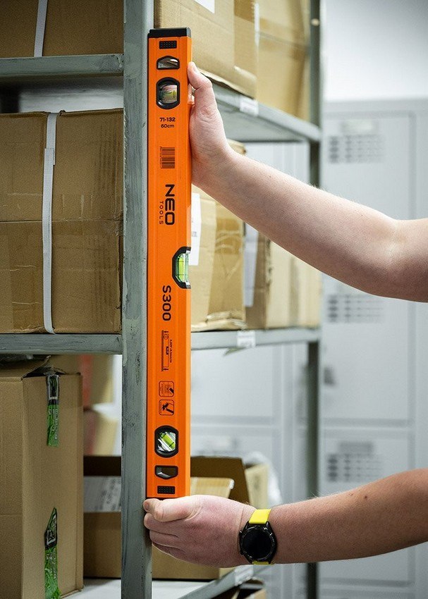 Poziomnica aluminiowa 60 cm z 3 libellami to niezastąpione narzędzie do precyzyjnych pomiarów pionu i poziomu w domu i warsztacie.